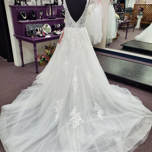 Everette Size 10 Ivory Private Label Lace /Tulle Ballgown Bridal Gown - Picture 4 of 7